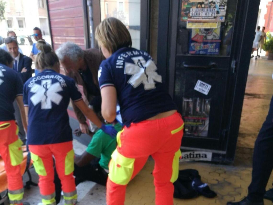 Giovane migrante si sente male in piazza, lo soccorre il sindaco Coletta