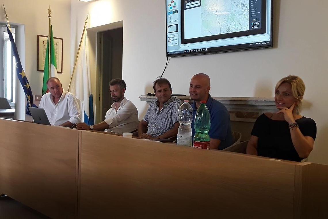 Terracina, svolta digitale sui servizi: rifiuti e Tpl sbarcano sugli smartphone