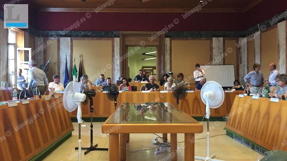 Adinolfi a Bellini: "Ti stacco il collo". Scoppia la bagarre in Consiglio