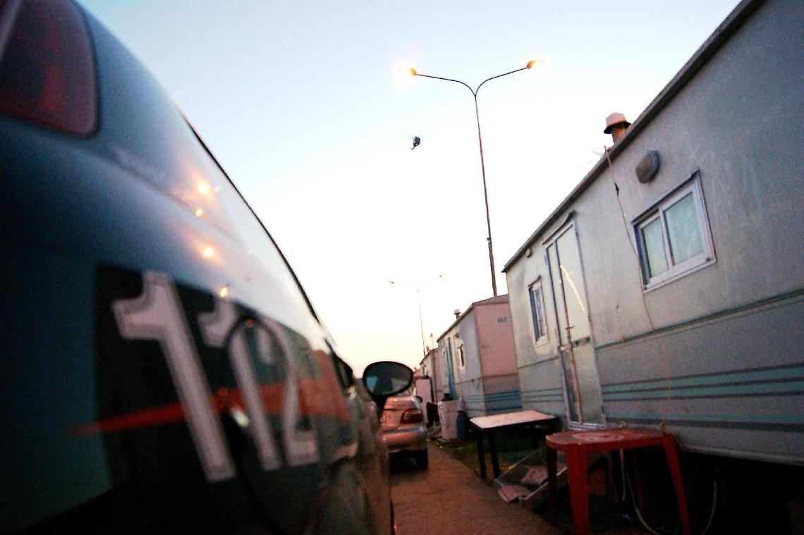 Pontina, ancora sassi lanciati sulle auto davanti al campo rom vicino a Pomezia