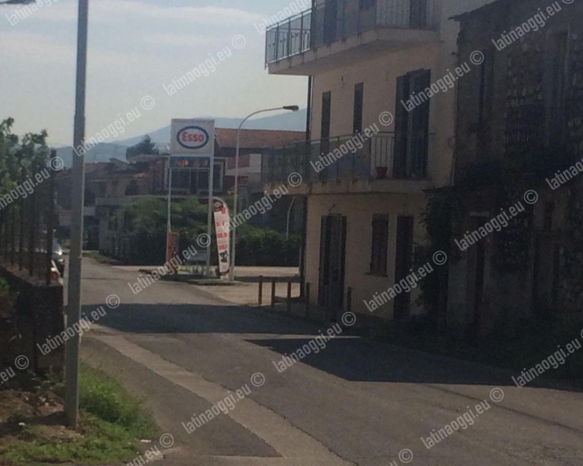 A bordo di una moto rapinano il distributore all'alba