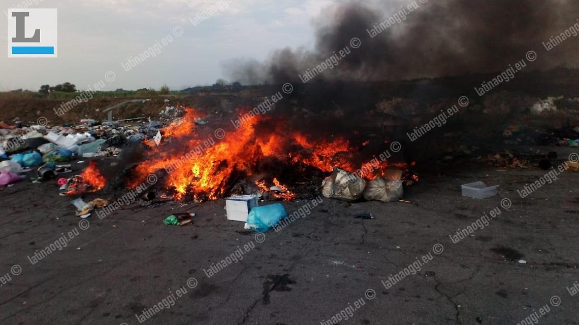 Ardea, giornata di fuoco alle Salzare: bruciati i rifiuti