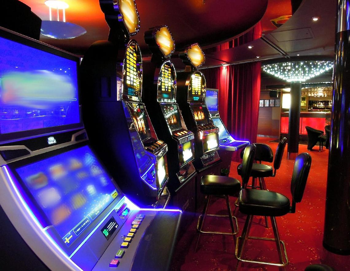 Slot machine per poche ore al giorno, il pugno duro del sindaco di Anzio