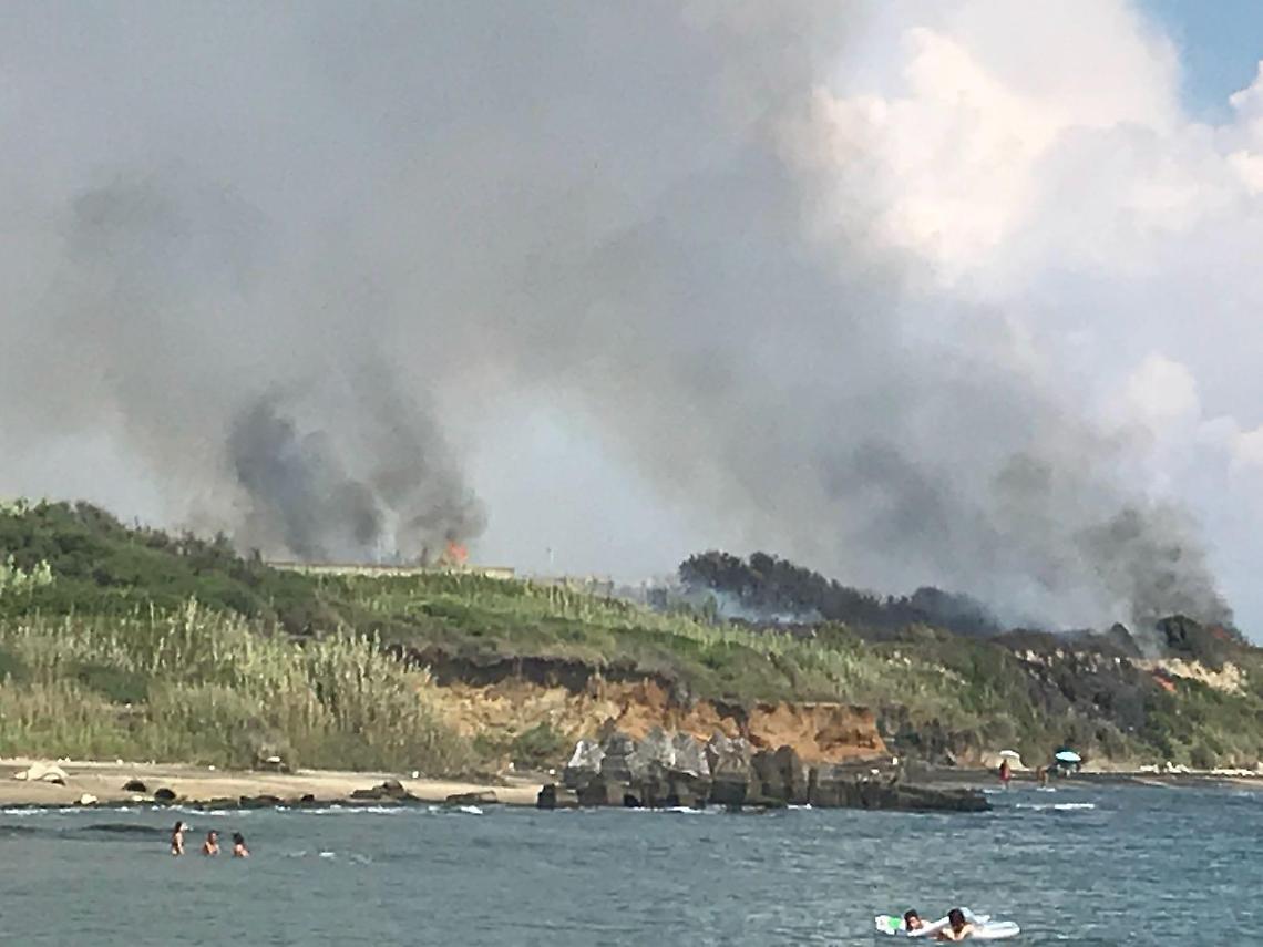 Nettuno, incendio all'interno del Poligono militare: fiamme vicino alla spaggia