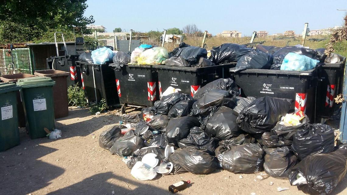 Pomezia, stretta sui furbetti della differenziata: scattano controlli e multe
