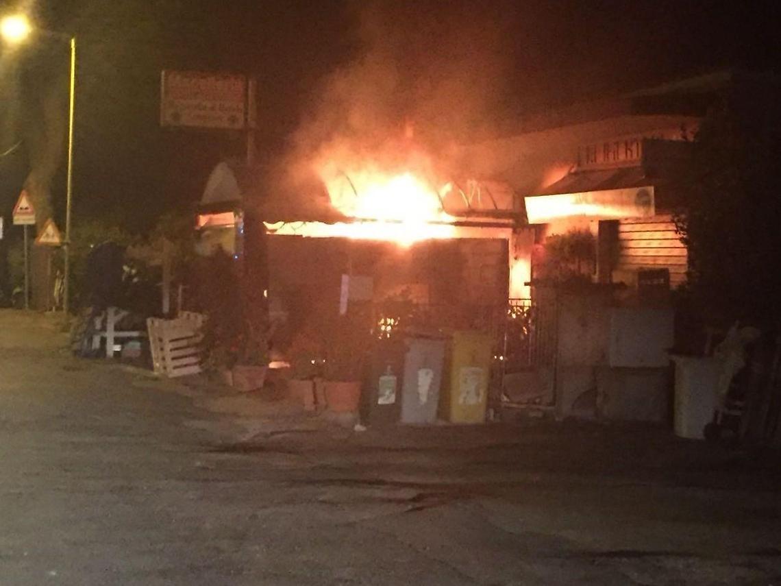 Sabaudia, fiamme in un negozio: si segue la pista dolosa