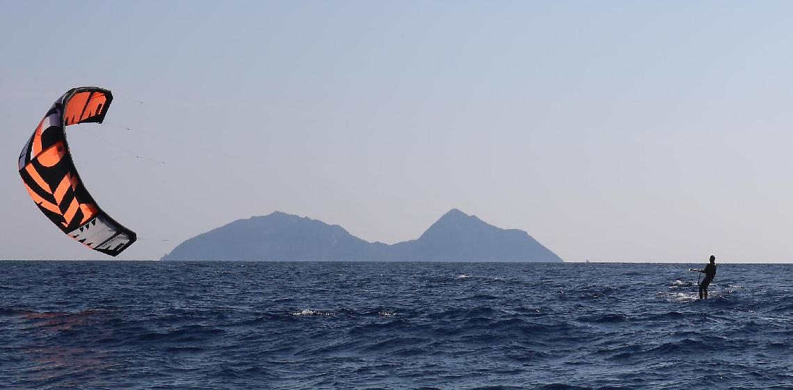 Da Palmarola a Terracina con il kite surf: l'impresa del fondano Cavaiola