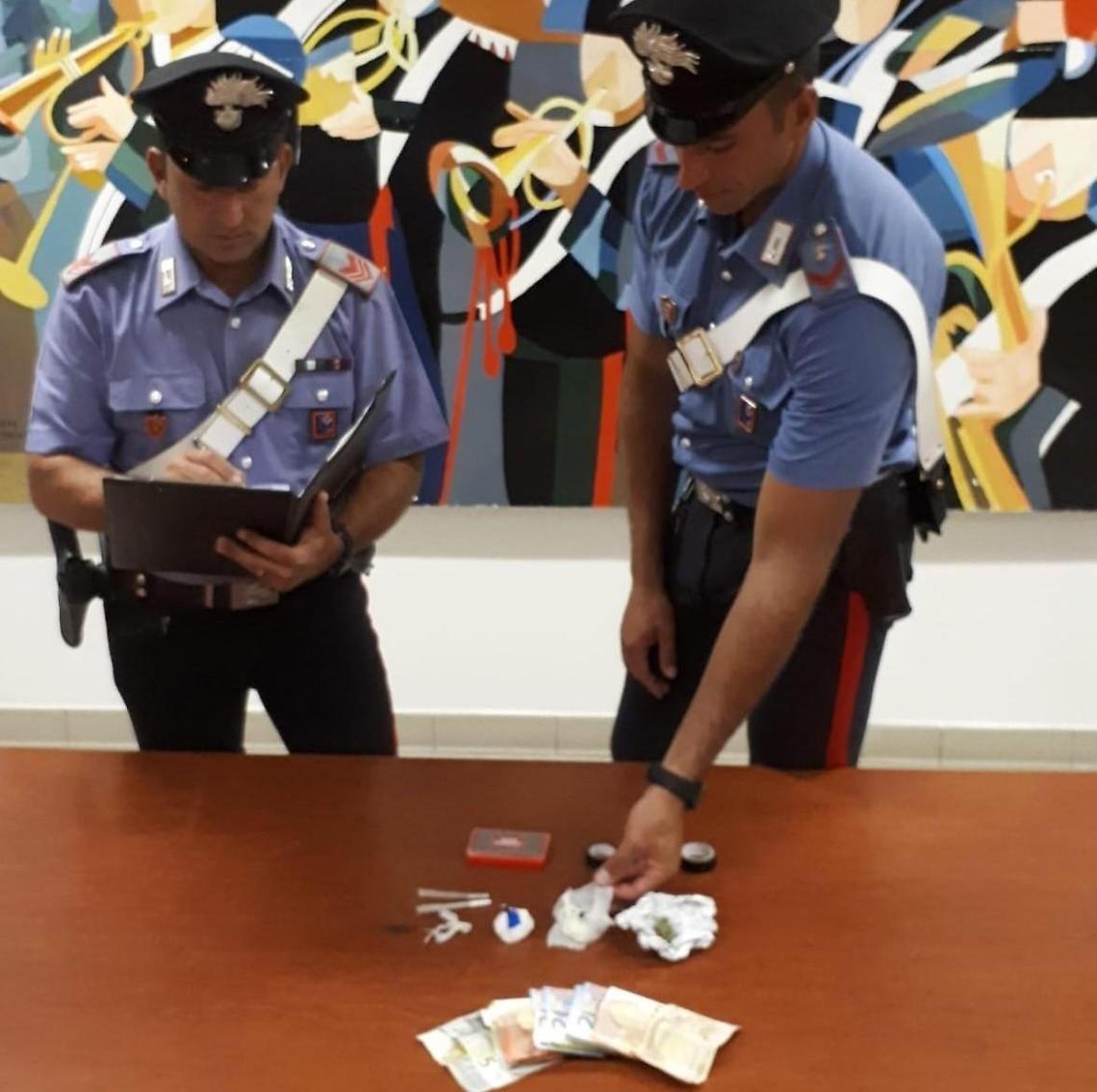 Cocaina, hashish e soldi in casa: arrestato un 32enne