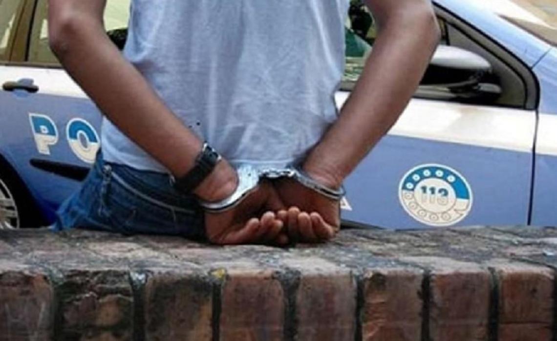 Inveisce e picchia gli agenti di polizia, arrestato un immigrato