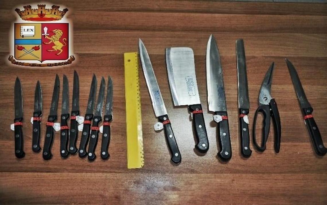 In stato confusionale minaccia i cittadini per strada