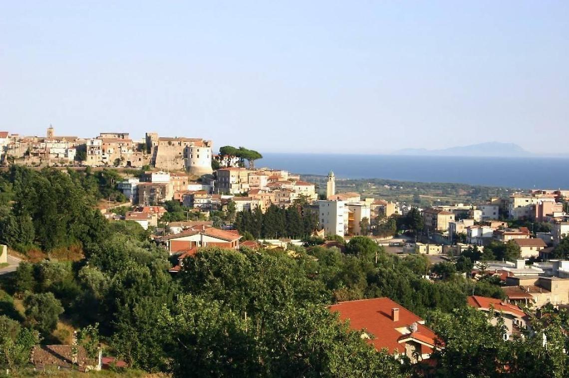 Ruba il trattore e urta un ostacolo, scatta l'allarme e il colpo fallisce