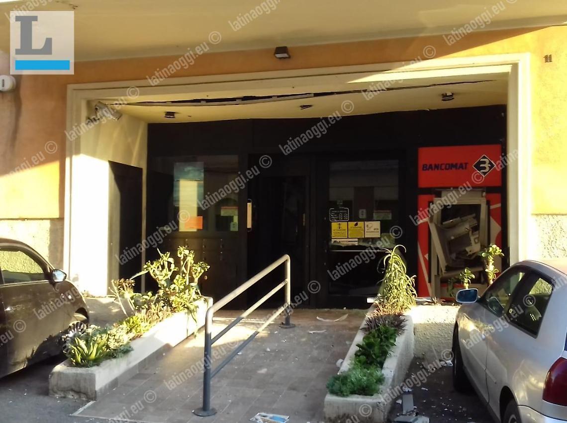 Priverno, notte di paura: provano a rubare il bancomat della Bpl