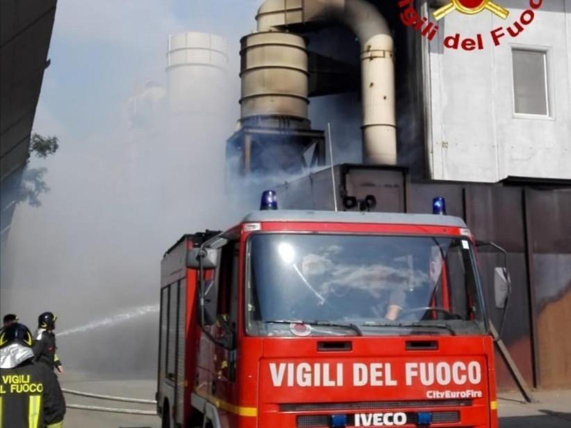 Pomezia, principio d'incendio in una azienda che si occupa di trattamento dei rifiuti