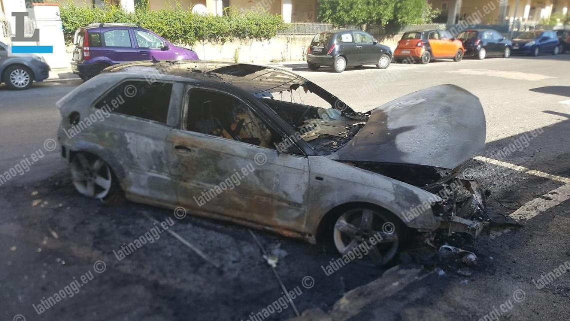 Auto a fuoco nella notte ad Aprilia, intervengono i vigili del fuoco