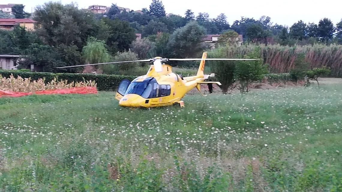 Prende la scossa e gli cade il neonato, dramma in una roulotte