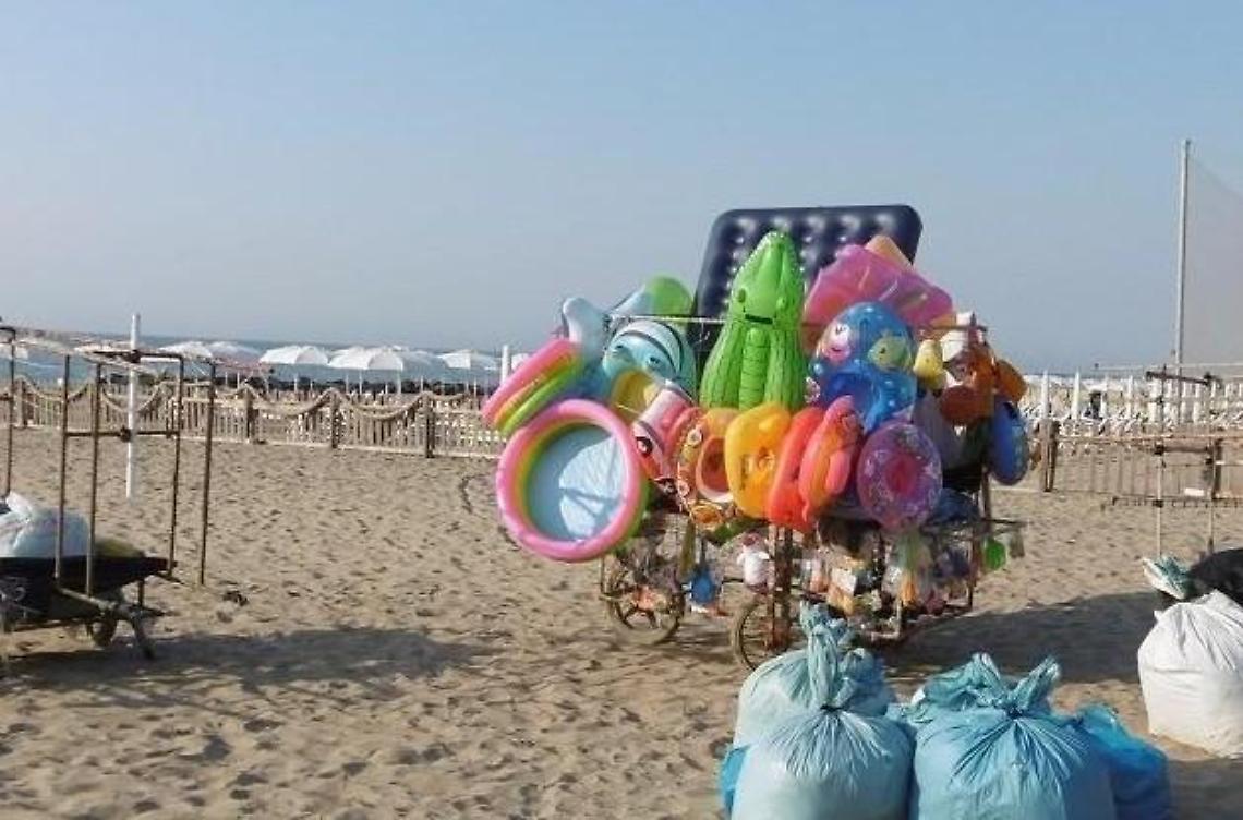 Fondi, contro gli ambulanti in spiaggia lavoro extra per 30 dipendenti