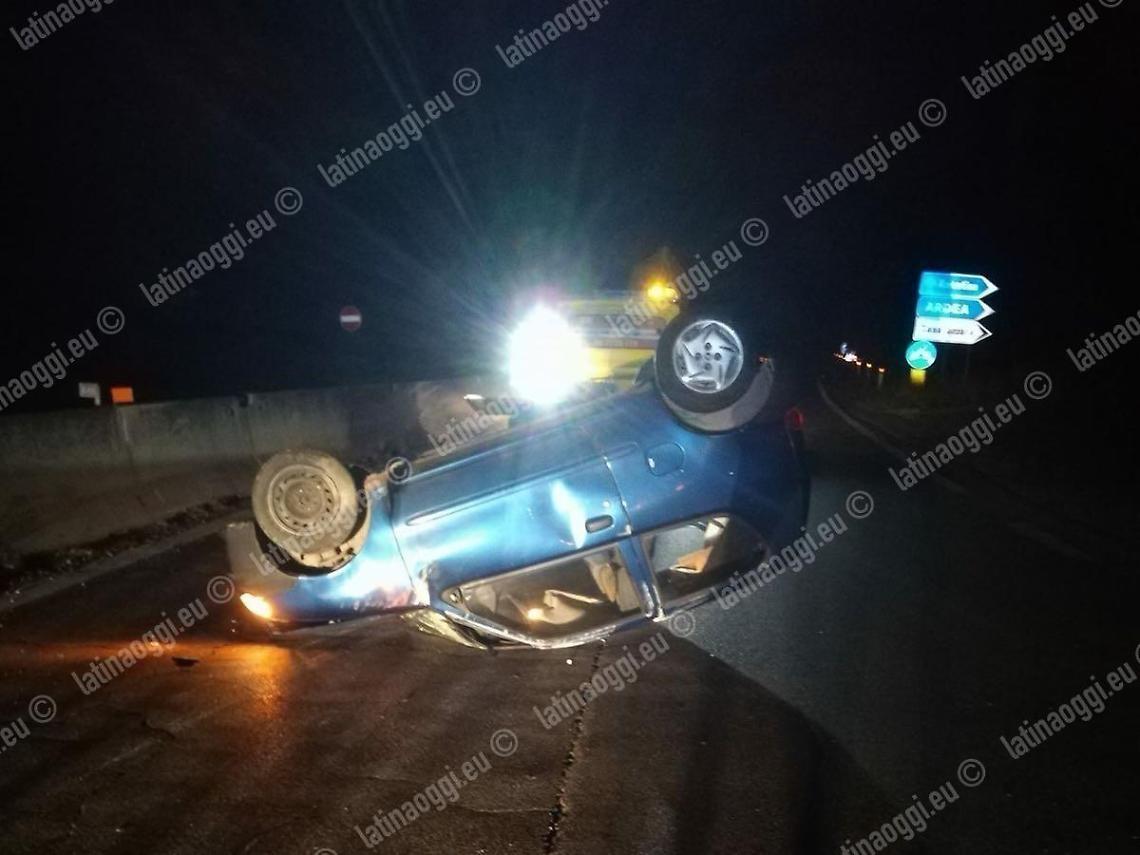 Sbanda e si ribalta con l'auto sulla Pontina, ricoverato in clinica