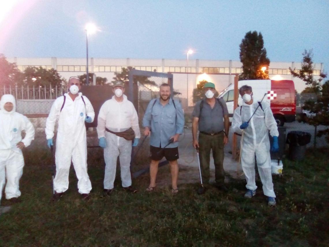 La disinfestazione fatta dai residenti di Borgata Agip alcune settimane fa