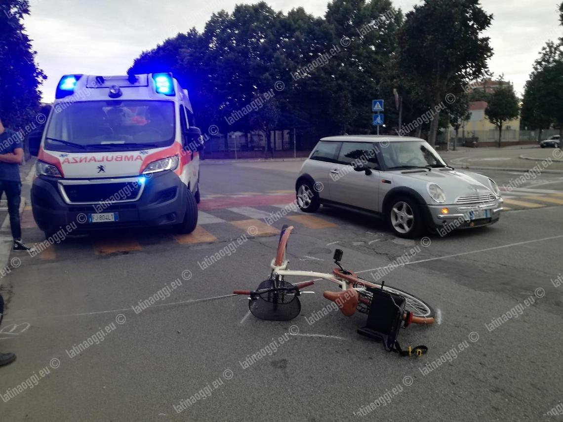 Investita sulla pista ciclabile, ferita una ragazza di 30 anni