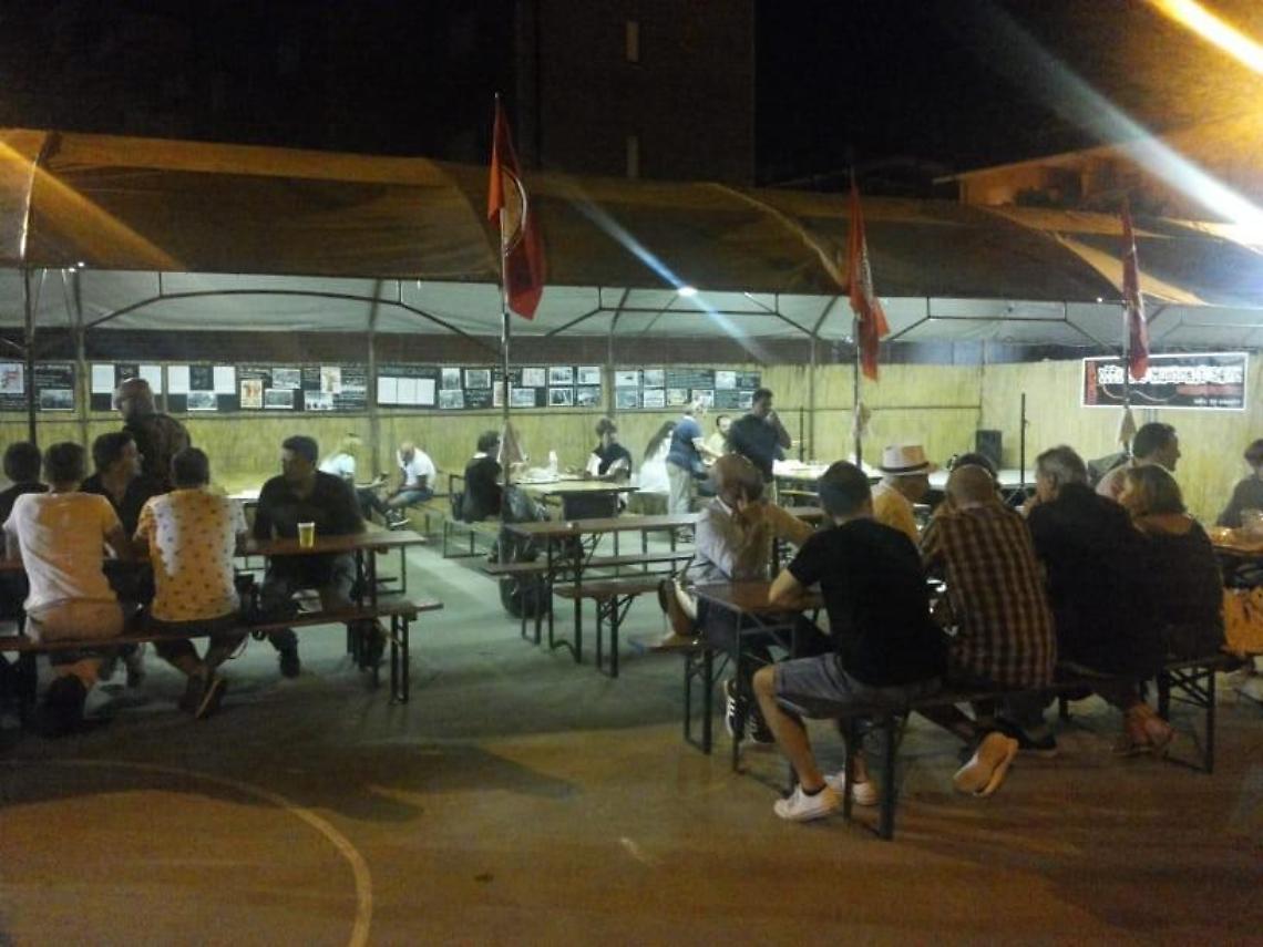 Lancio di uova contro la festa de La Comune, la solidarietà della sinistra