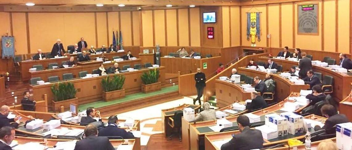 M5S Lazio, un emendamento per tagliare gli stipendi dei consiglieri regionali