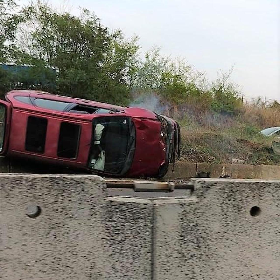 Auto ribaltata sulla Pontina, traffico deviato in direzione Roma