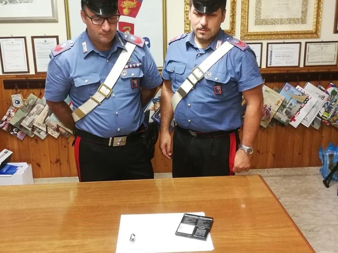Fondi, sorpresi a spacciare eroina: due arresti alla stazione