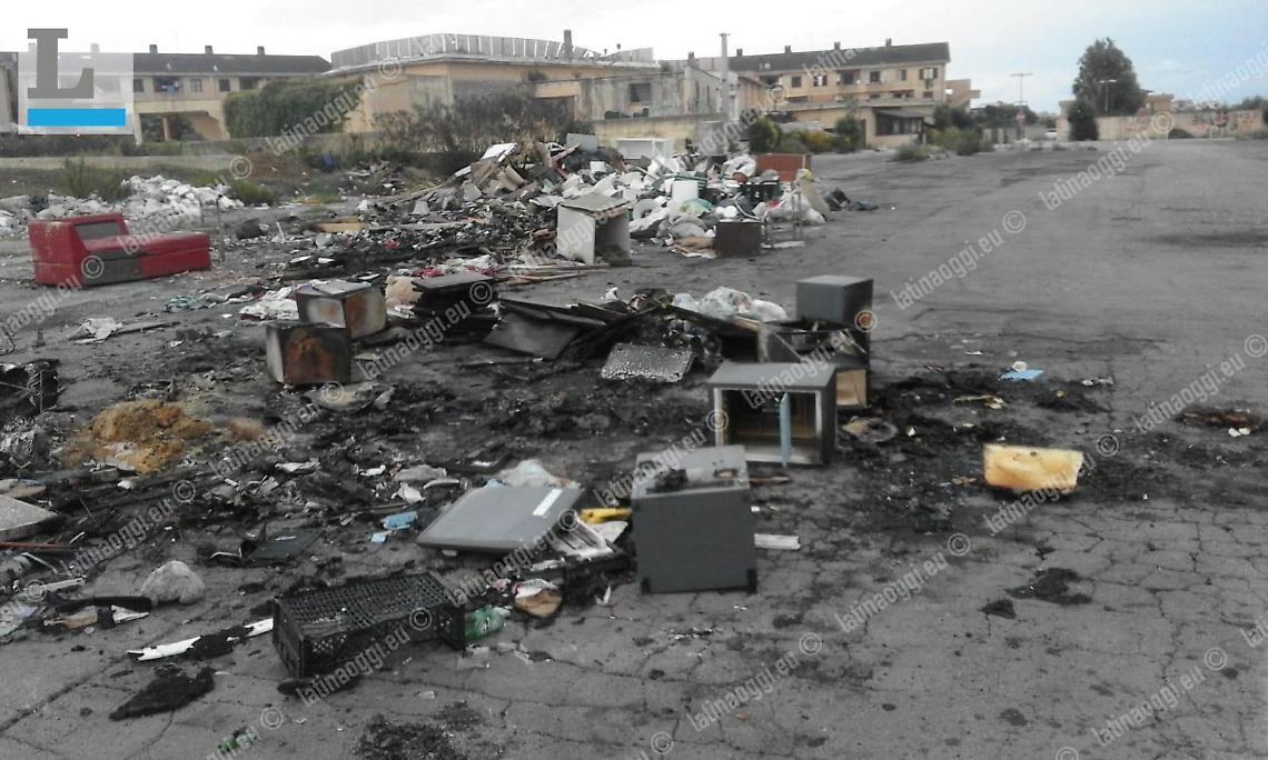 Ardea, rifiuti alle Salzare: chiusi gli accessi al piazzale