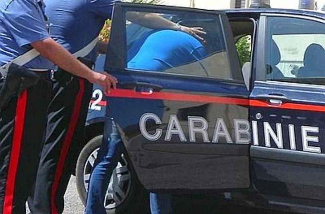 Ruba in un'auto e strattona la proprietaria del mezzo: finisce in carcere
