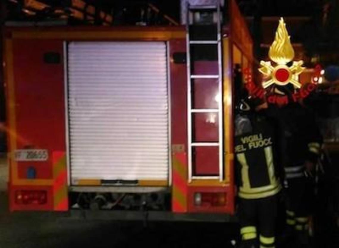 Lariano, incendio nella notte: distrutto un capannone