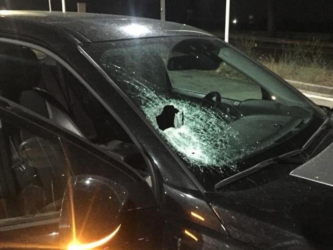 Sassaiole sulla Pontina a Pomezia, quattro rom denunciati per tentato omicidio