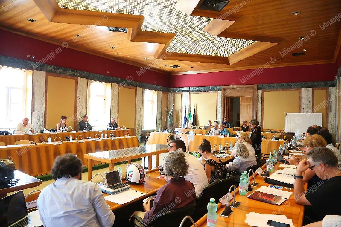 Strade piene di buche, teatro e palasport chiusi: ma in Consiglio si parla di orti urbani