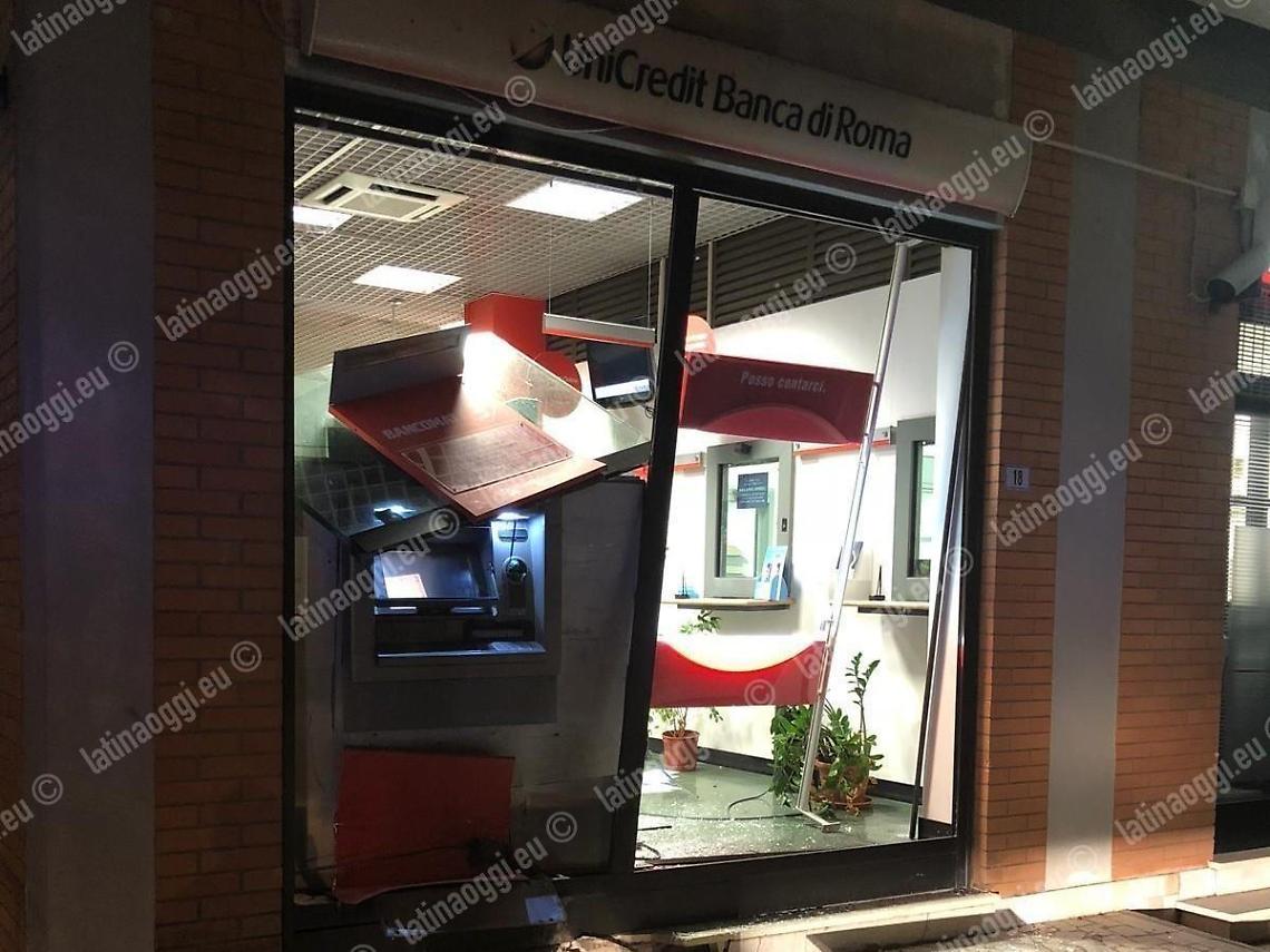 Ladri al bancomat di Borgo Sabotino, ma il colpo con l'ariete fallisce