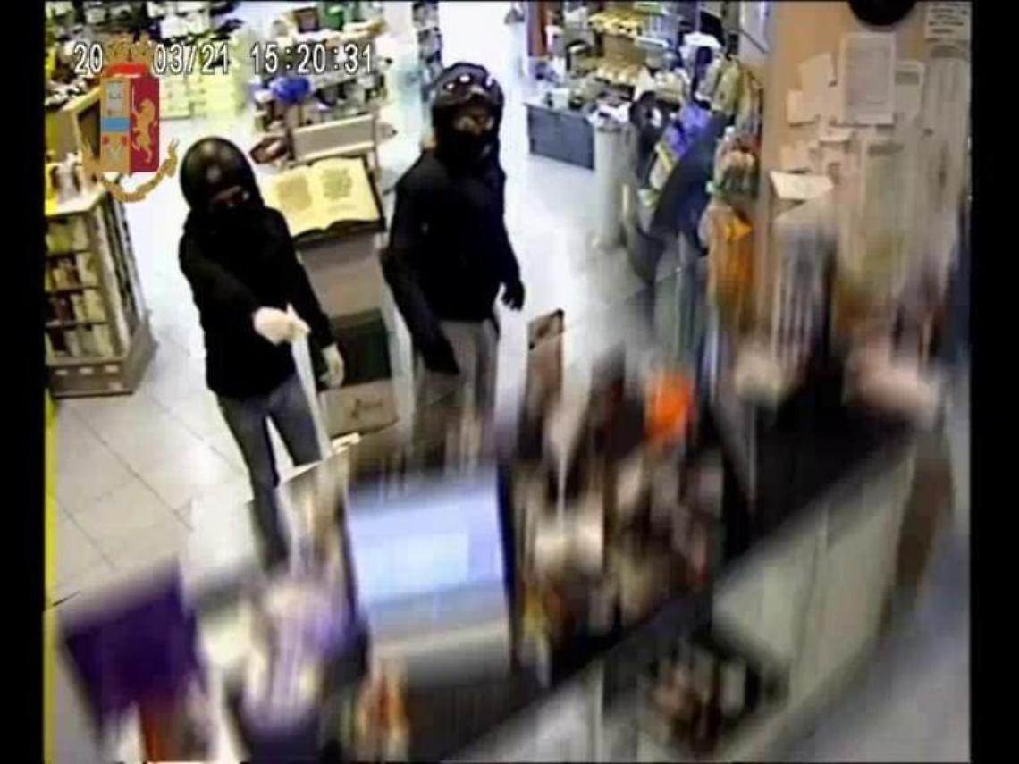 Rapinavano negozi a Roma, incastrati da un casco trovato a Velletri