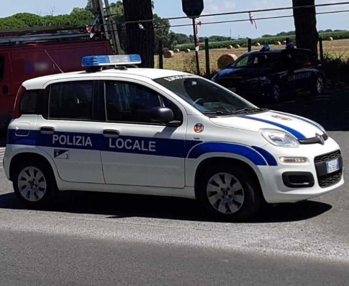 Anzio, panico fuori da scuola: ferisce madre e figlia con una manovra sbagliata