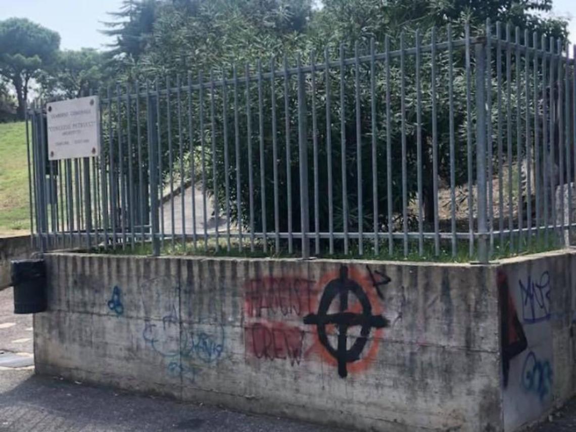 Pomezia, murales per coprire le scritte razziste: ok alla proposta di Mengozzi