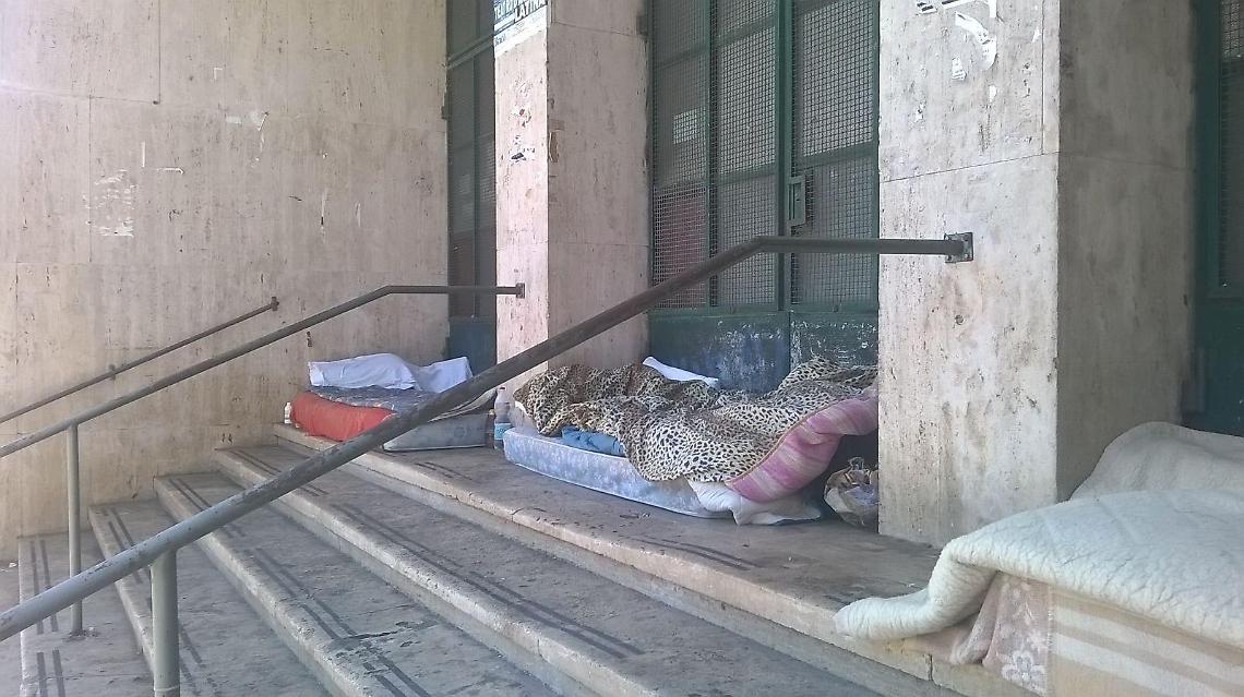 Latina, lanciato un fumogeno contro i clochard in centro