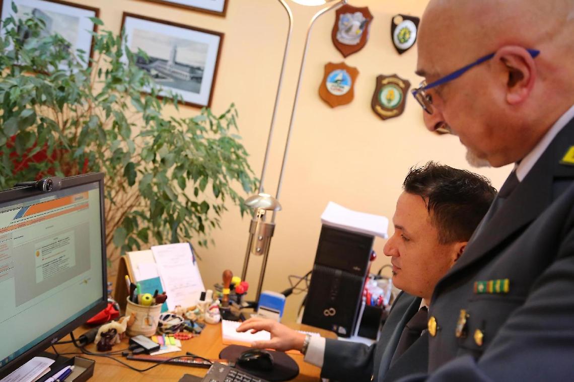 La guardia di finanza al lavoro in una foto di Paola Libralato