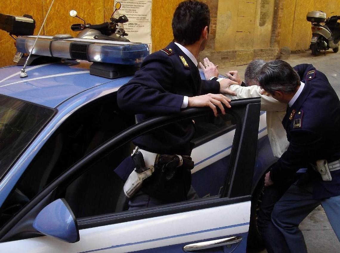 "Vi sgozzo i figli". Minaccia i poliziotti, arrestato un 40enne