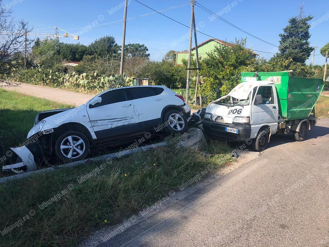 Incidente stradale tra un Suv e un mezzo di Abc, carambola in via Capograssa