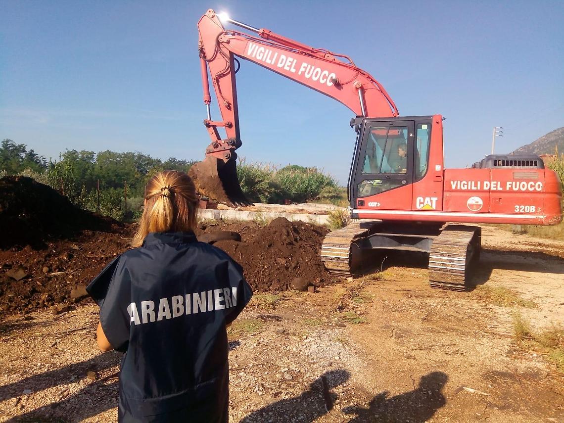 Sezze, dal sottosuolo riemergono rifiuti interrati e la puzza di idrocarburi