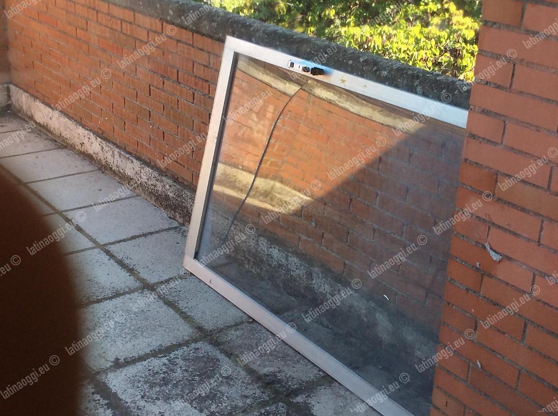 Cadono le finestre della scuola media Da Vinci di Latina