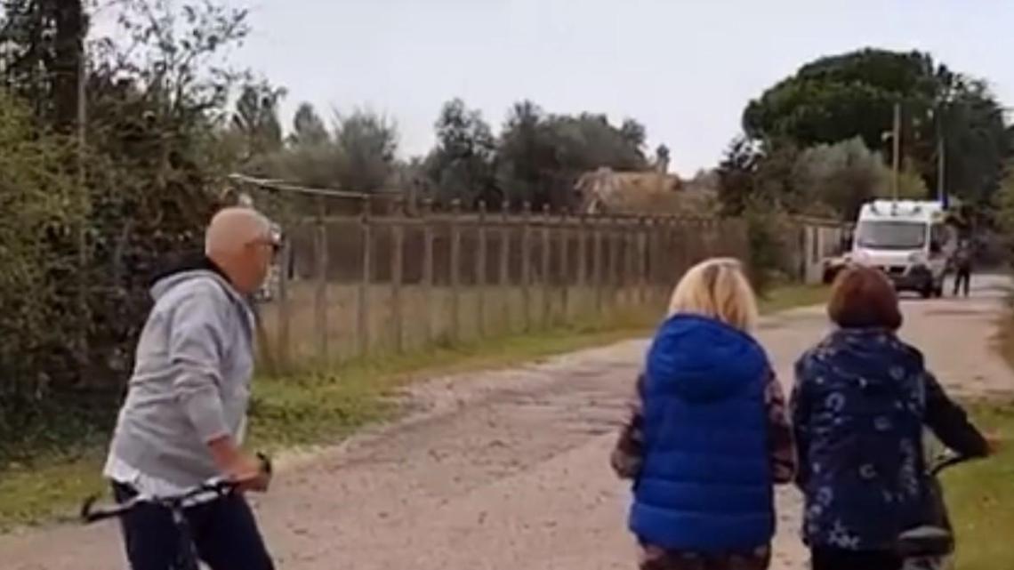 Cade dal tetto di una casa a Casello 45, anziano grave al Goretti