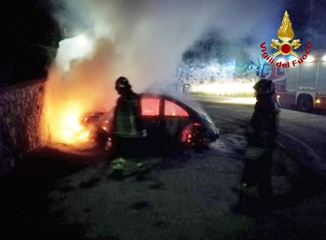 Auto a fuoco nella notte a Bassiano, intervengono i vigili del fuoco