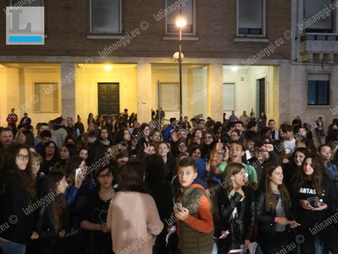 Maneskin a Latina: oltre cinquecento presenti per il firmacopie