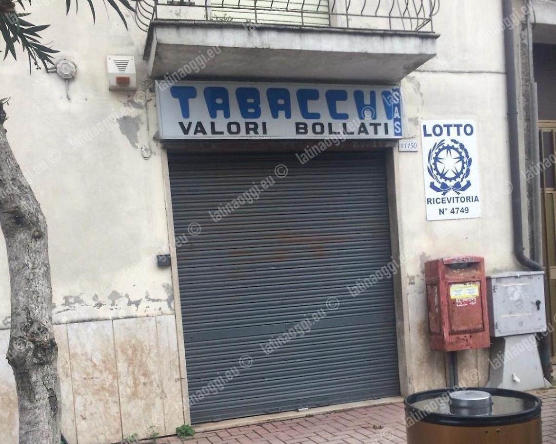 Furto notturno col buco in un tabaccaio a Marina di Minturno