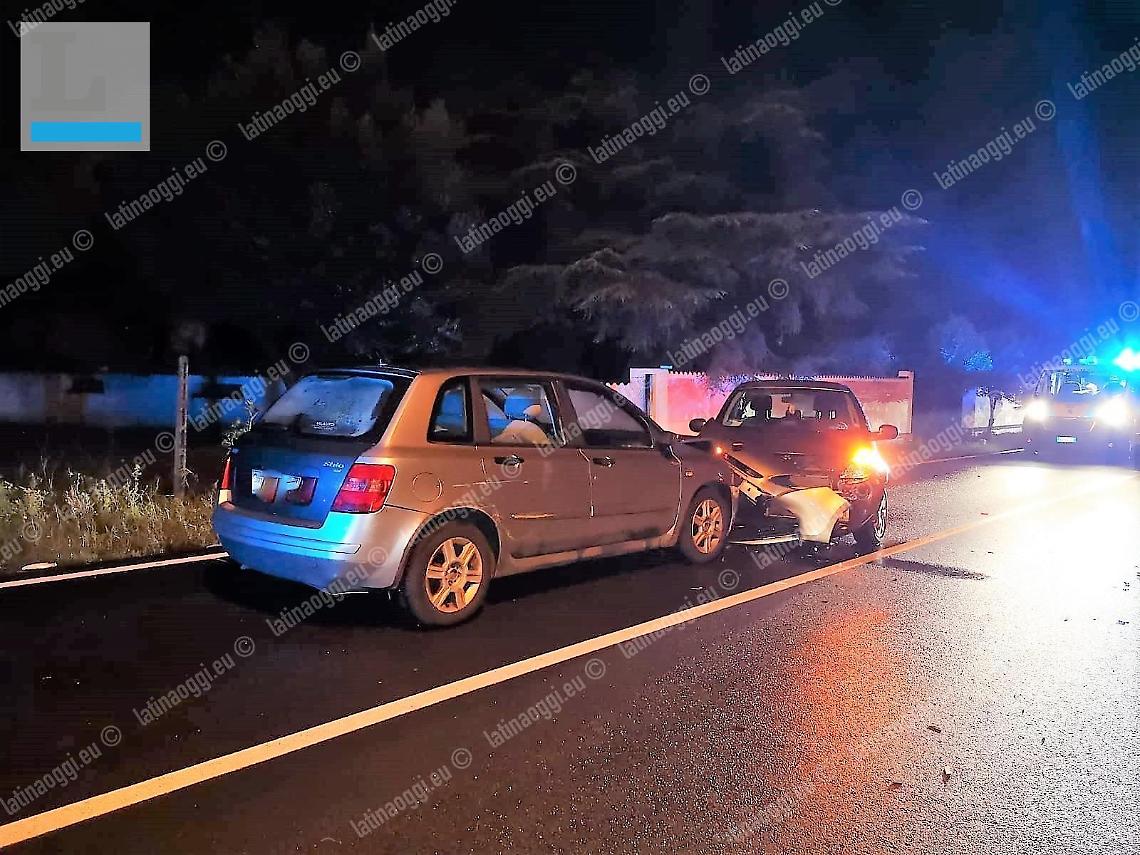 Causa l'incidente, poi si stanca di aspettare e va via a piedi durante i rilievi