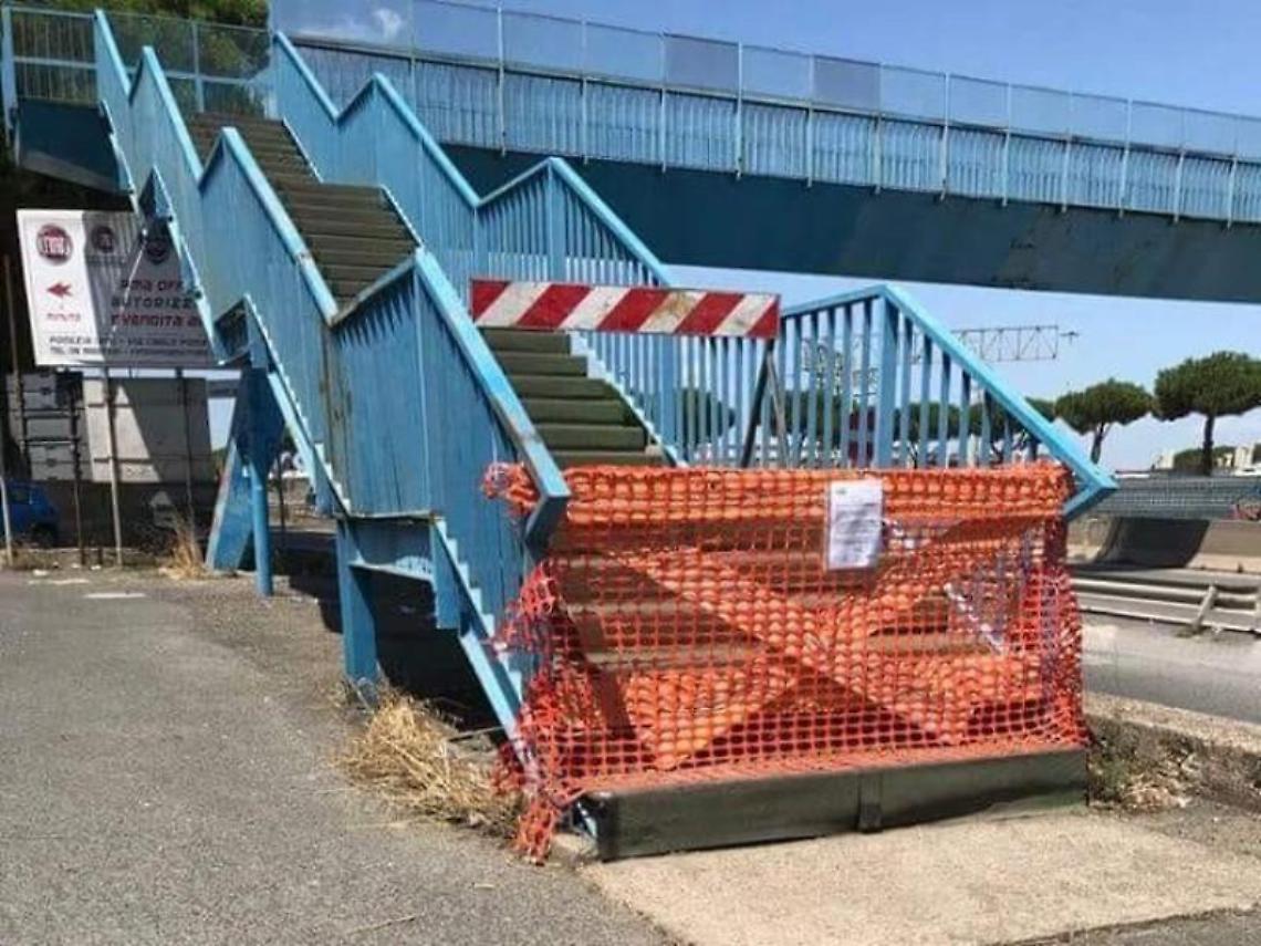 Pomezia, attraversano la Pontina a piedi e vengono investiti: grave un giovane