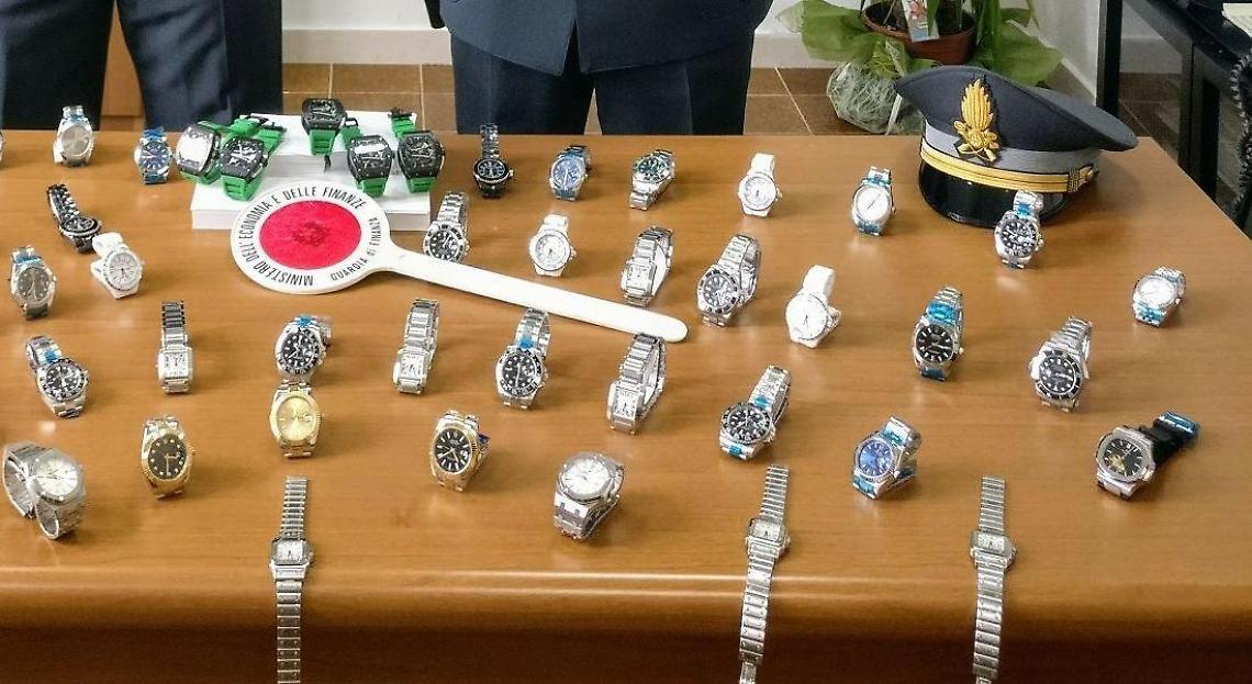 Vende Rolex falsi su Facebook, denunciato un giovane di Santi Cosma e Damiano