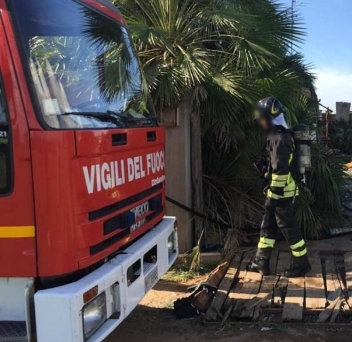 Incendio alla periferia di Nettuno, brucia una baracca